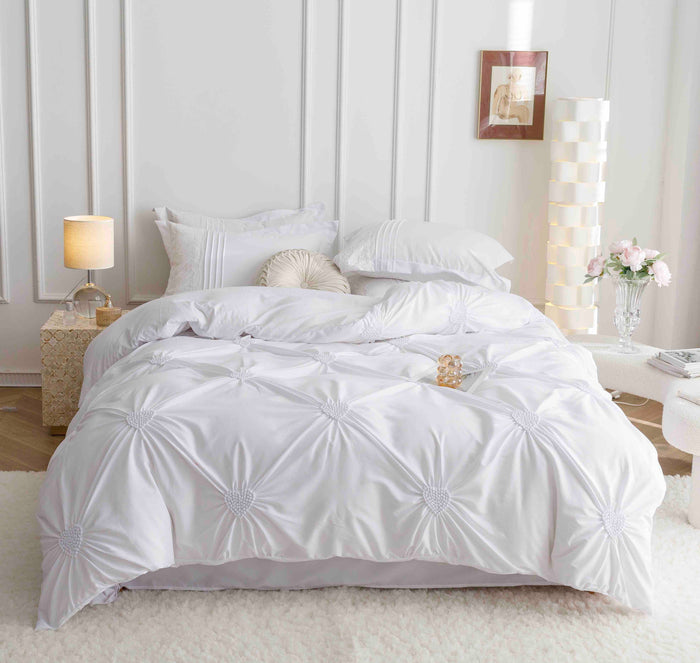 Lenjerie de Pat din Finet Premium cu Inimi Brodate, 6 piese - Alb