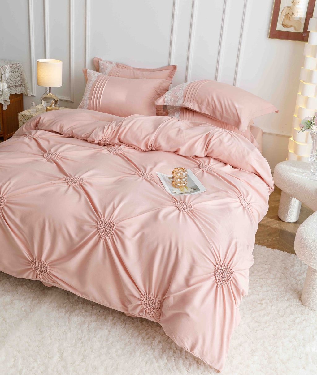 Lenjerie de Pat din Finet Premium cu Inimi Brodate, 6 piese - Roz