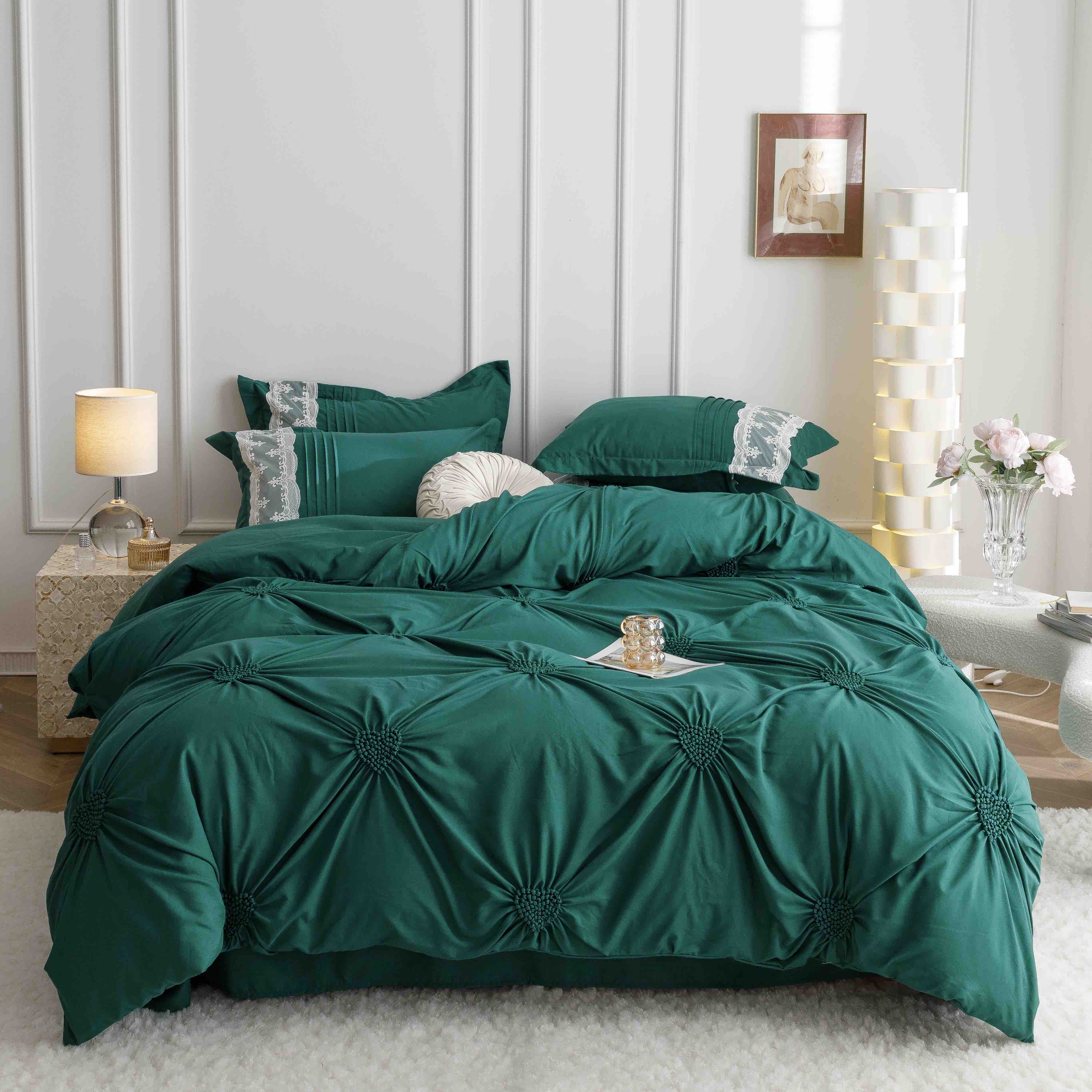 Lenjerie de Pat din Finet Premium cu Inimi Brodate, 6 piese - Verde Smarald