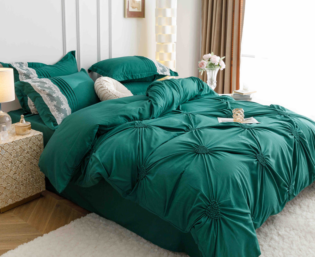 Lenjerie de Pat din Finet Premium cu Inimi Brodate, 6 piese - Verde Smarald