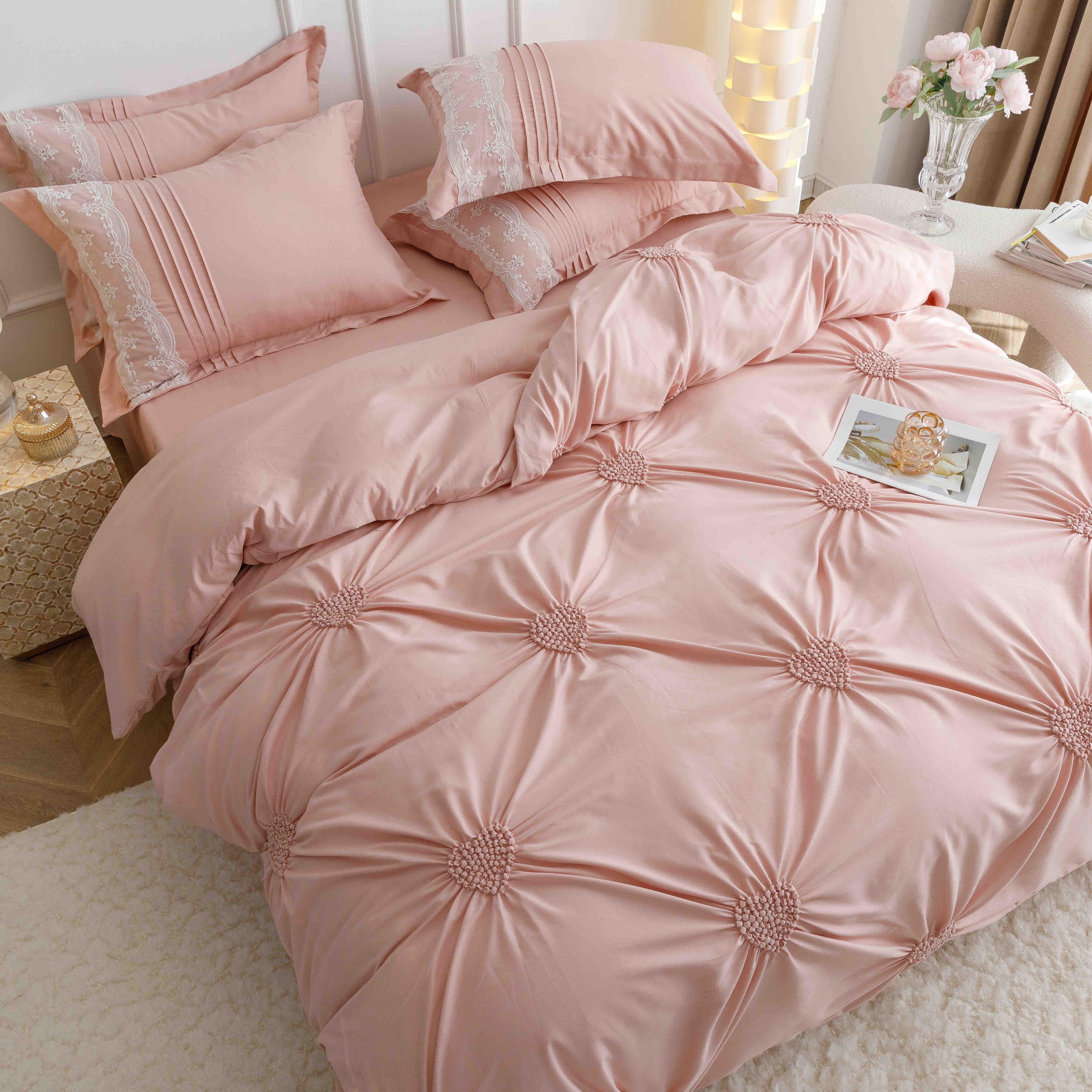 Lenjerie de Pat din Finet Premium cu Inimi Brodate, 6 piese - Roz