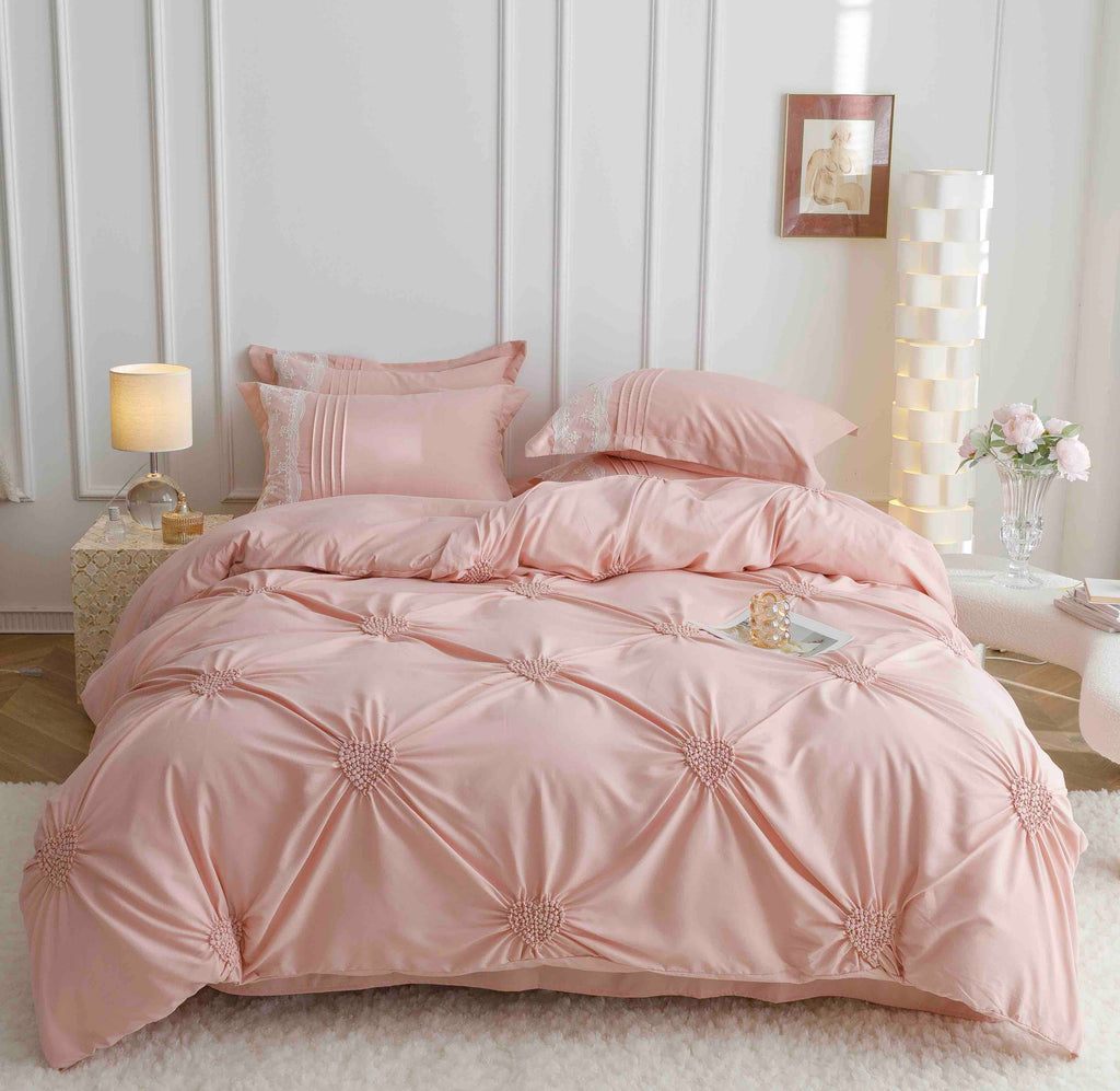 Lenjerie de Pat din Finet Premium cu Inimi Brodate, 6 piese - Roz