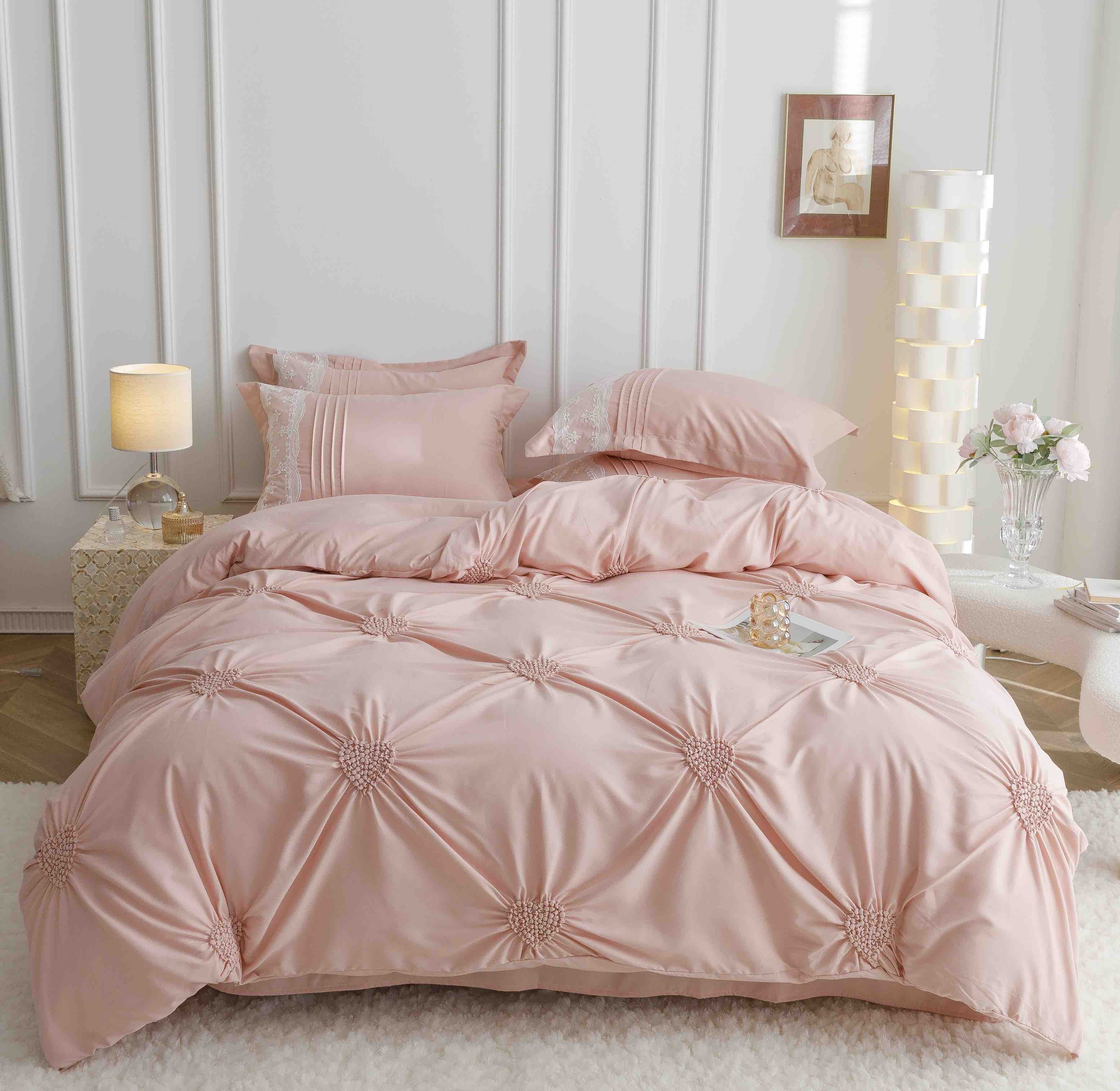 Lenjerie de Pat din Finet Premium cu Inimi Brodate, 6 piese - Roz