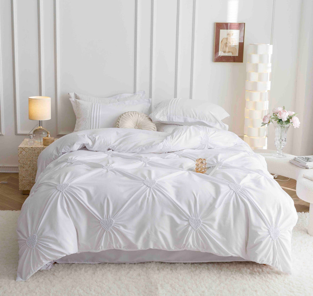 Lenjerie de Pat din Finet Premium cu Inimi Brodate, 6 piese - Alb