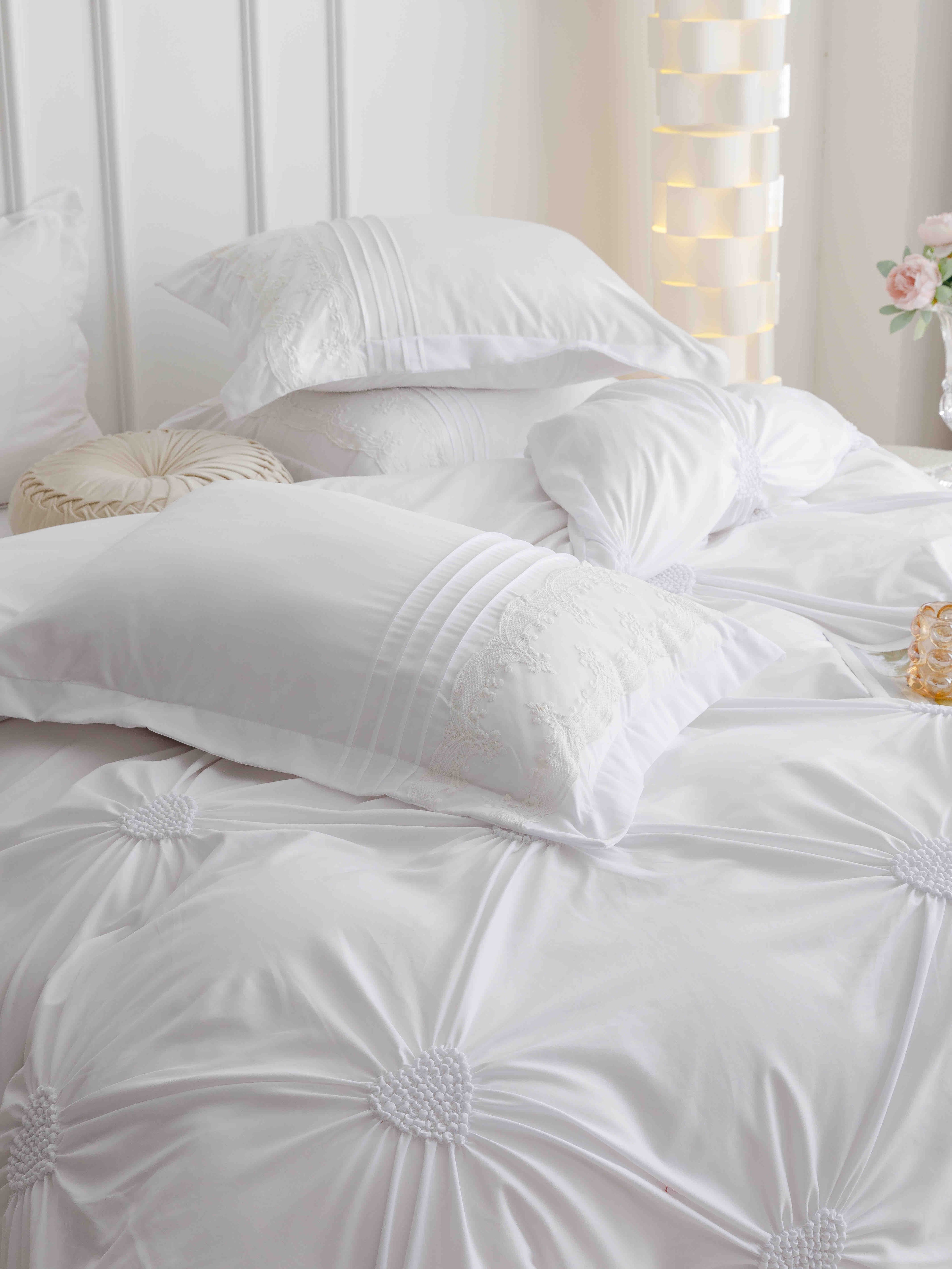 Lenjerie de Pat din Finet Premium cu Inimi Brodate, 6 piese - Alb