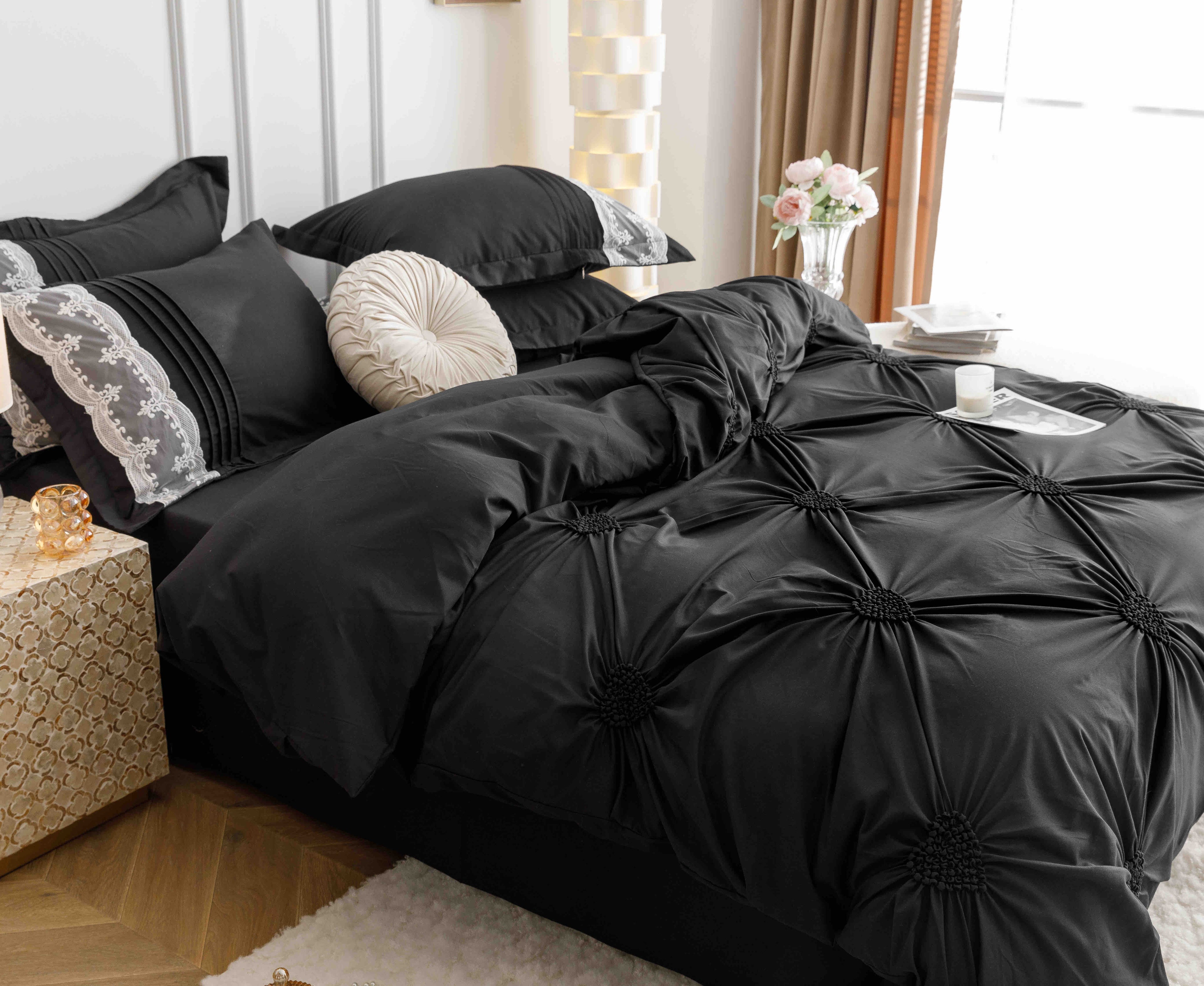 Lenjerie de Pat din Finet Premium cu Inimi Brodate, 6 piese - Negru