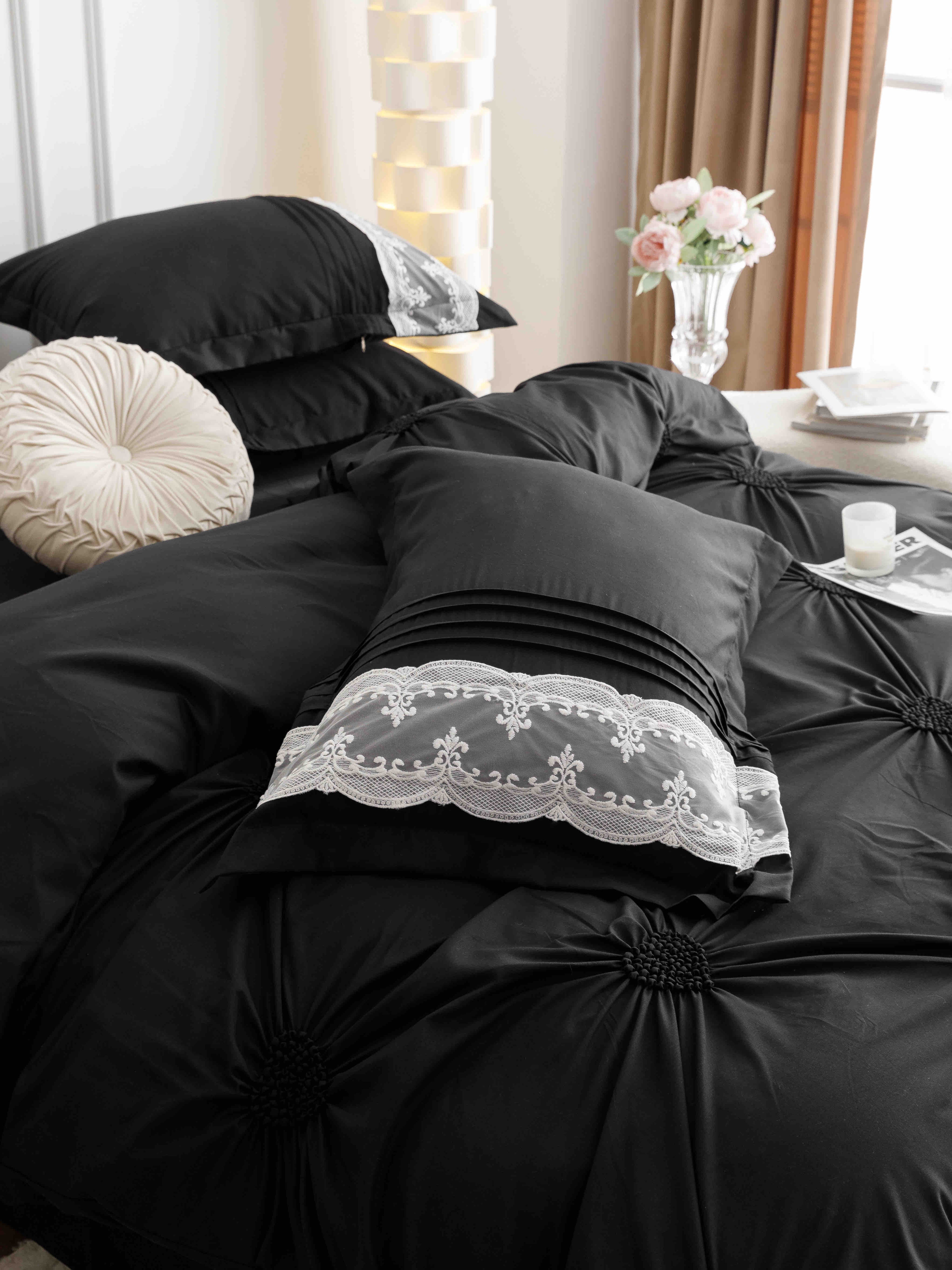 Lenjerie de Pat din Finet Premium cu Inimi Brodate, 6 piese - Negru
